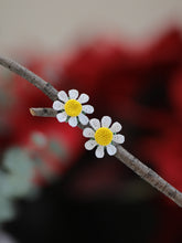 Load image into Gallery viewer, White daisy stud earrings