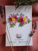 Load image into Gallery viewer, Ombre flower stud earrings