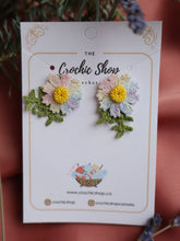 Load image into Gallery viewer, Ombre flower stud earrings