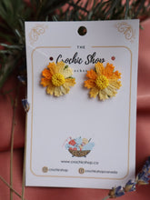 Load image into Gallery viewer, Ombre flower stud earrings