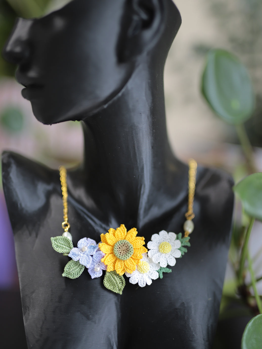 Mixed sunflower white and blue flowers necklace