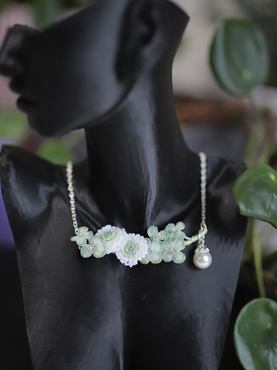 Mix green and white flowers necklace
